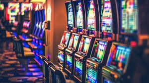 Studio kasino langsung mamabet dengan meja roulette dan blackjack